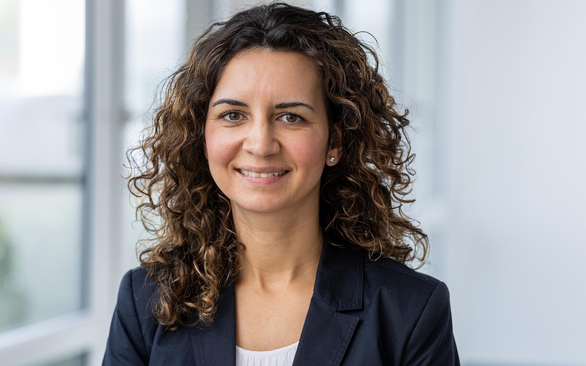 Ansprechpartnerin Charis Bayer Ansprechpartnerin für Messen Charis Bayer