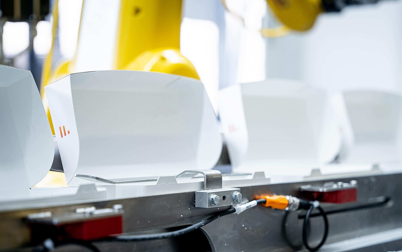 Vorkonfektionierte Verpackungen im PrePackaging Service. Durch vorkonfektionierte Verpackungskomponenten reduzieren sich Sonderarbeiten, manuelle Eingriffe und häufige Rüstwechsel.