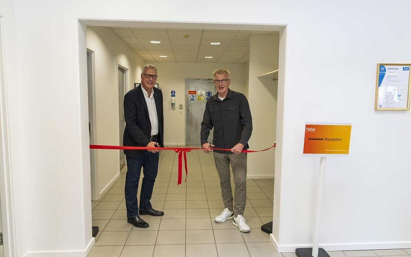 Bei der offiziellen Eröffnung des neuen Faller Packaging Standorts in Horsens durchschneiden Christian Holmskov, Managing Director von Faller Packaging, und der Bürgermeister von Horsens gemeinsam das rote Band.