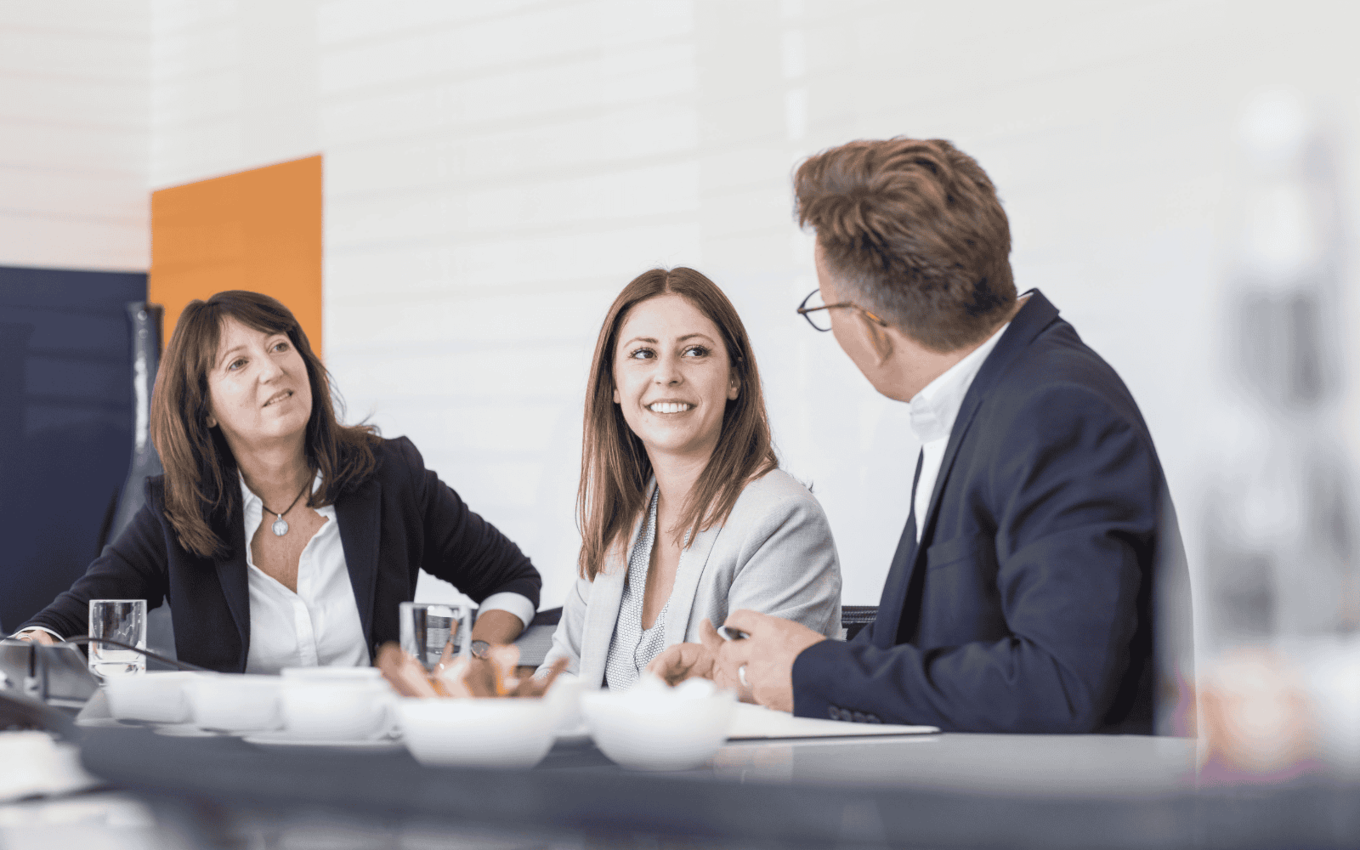 Klare Absprachen, GMP-Konformität und saubere Prozesse im PrePackaging PrePackaging Service bedeutet: Klare Verantwortlichkeiten und definierte Übergabepunkte sowie GMP-konforme Abläufe.