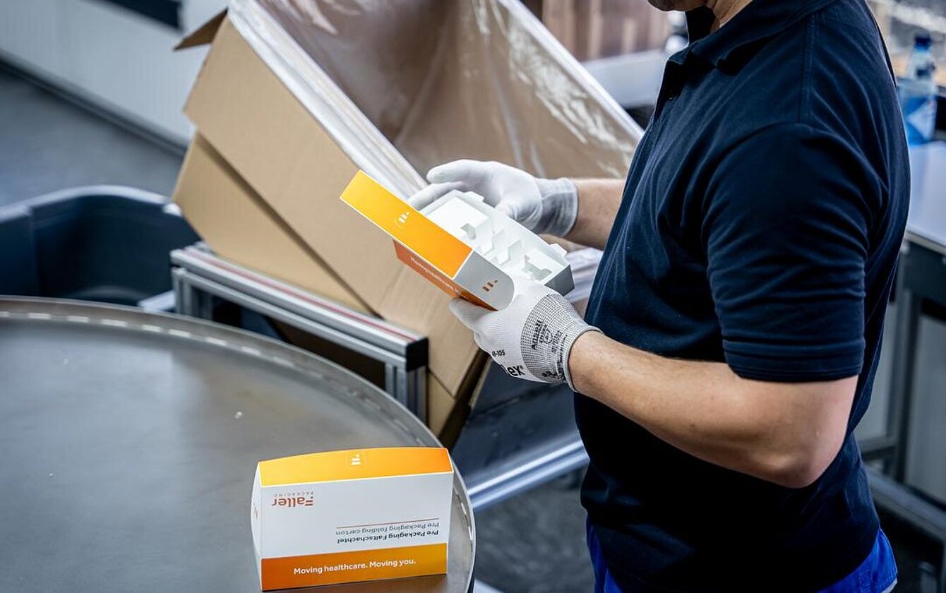 Verpackungsschritte können ausgelagert werden, ohne Verlust von Qualität oder Transparenz Qualitätskontrolle beim PrePackaging Service von Faller Packaging – Mitarbeiter prüft vorkonfektionierte Faltschachteln.