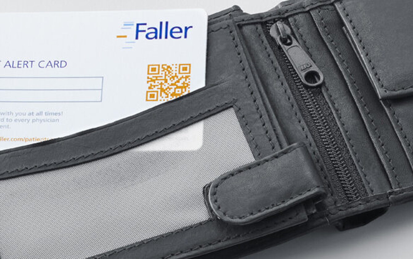 Patient Alert Card von Faller Packaging im Geldbeutel für einfache Mitführung