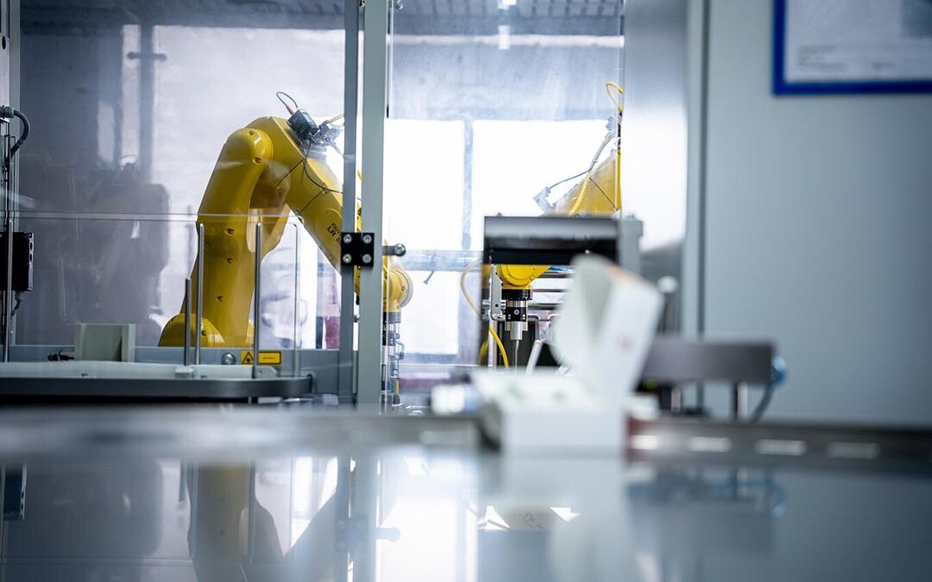 Automatisierte Robotertechnik im PrePackaging Service von Faller Packaging – innovative Pharma-Verpackungslösungen.